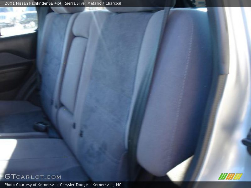 Sierra Silver Metallic / Charcoal 2001 Nissan Pathfinder SE 4x4