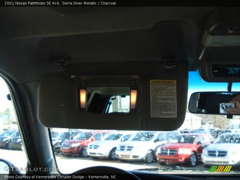 Sierra Silver Metallic / Charcoal 2001 Nissan Pathfinder SE 4x4