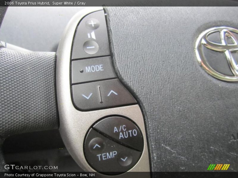 Controls of 2006 Prius Hybrid
