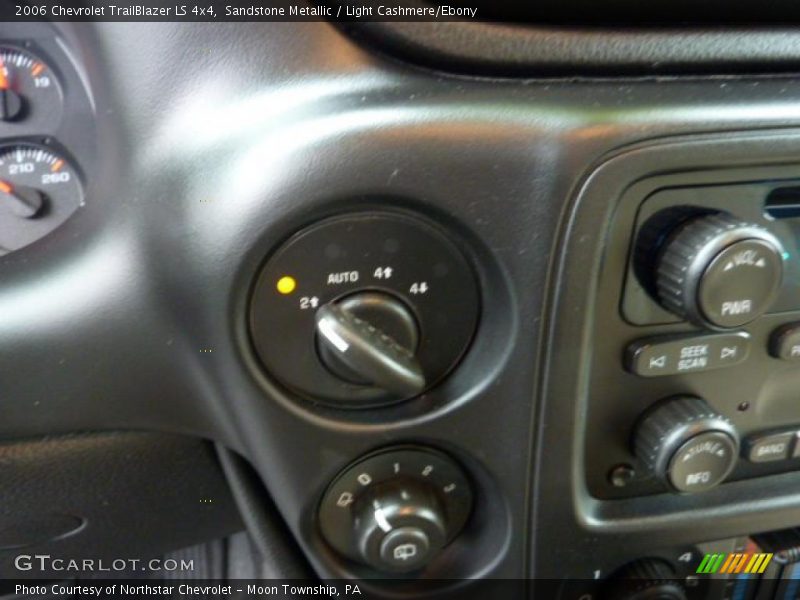 Sandstone Metallic / Light Cashmere/Ebony 2006 Chevrolet TrailBlazer LS 4x4
