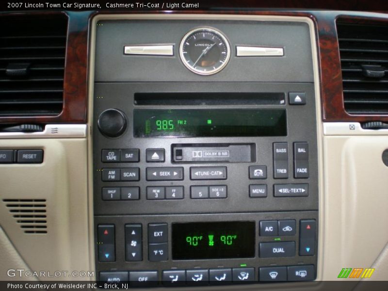Controls of 2007 Town Car Signature