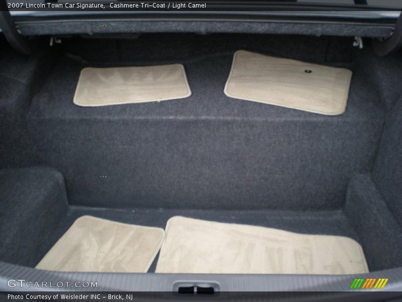  2007 Town Car Signature Trunk