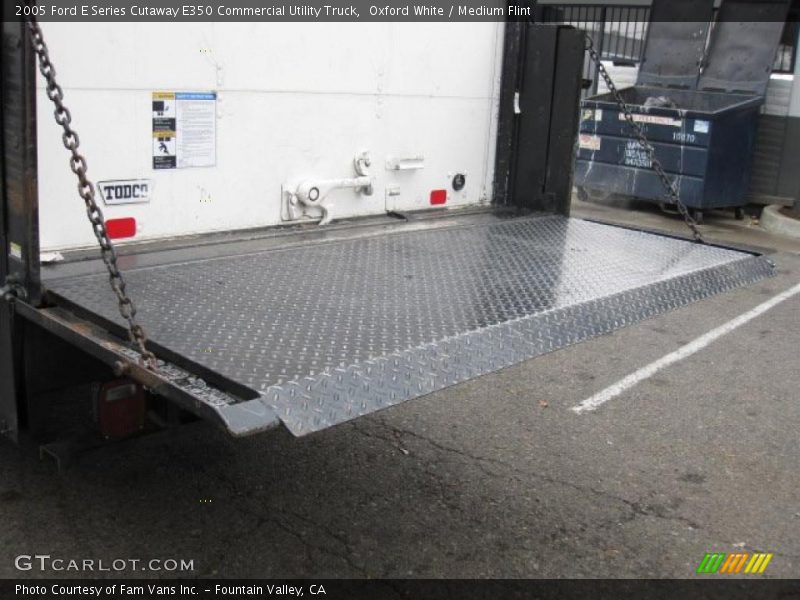 Oxford White / Medium Flint 2005 Ford E Series Cutaway E350 Commercial Utility Truck