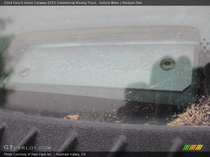 Oxford White / Medium Flint 2004 Ford E Series Cutaway E350 Commercial Moving Truck