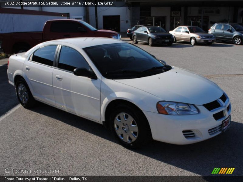 Front 3/4 View of 2002 Stratus SE Sedan