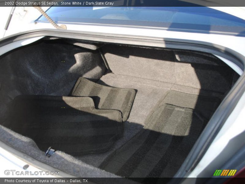  2002 Stratus SE Sedan Trunk