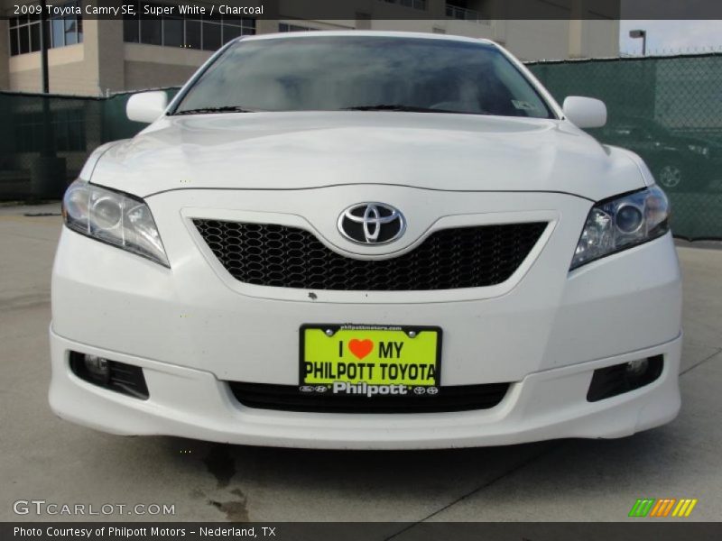 Super White / Charcoal 2009 Toyota Camry SE