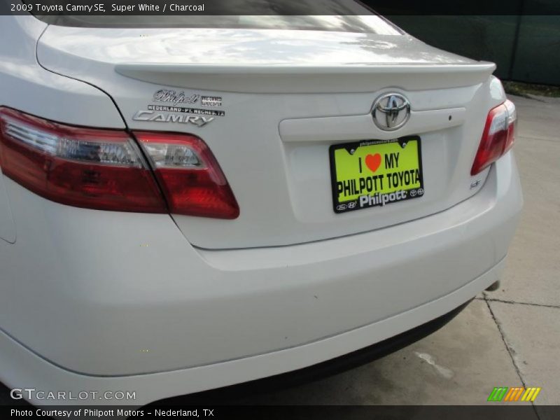 Super White / Charcoal 2009 Toyota Camry SE