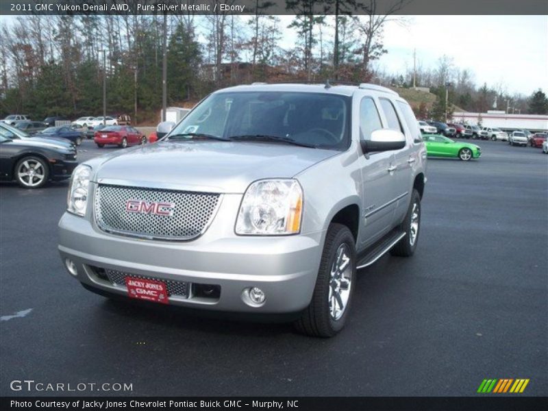 Front 3/4 View of 2011 Yukon Denali AWD
