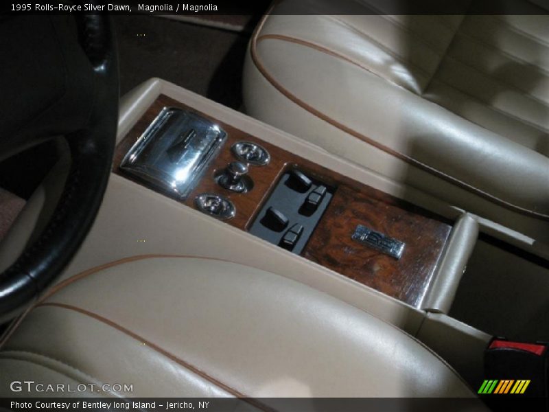 Magnolia / Magnolia 1995 Rolls-Royce Silver Dawn