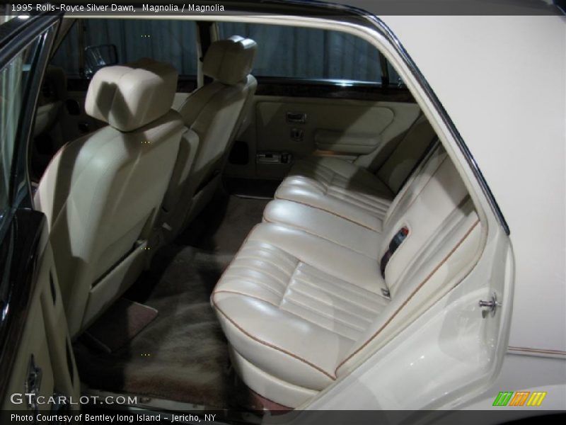 Magnolia / Magnolia 1995 Rolls-Royce Silver Dawn