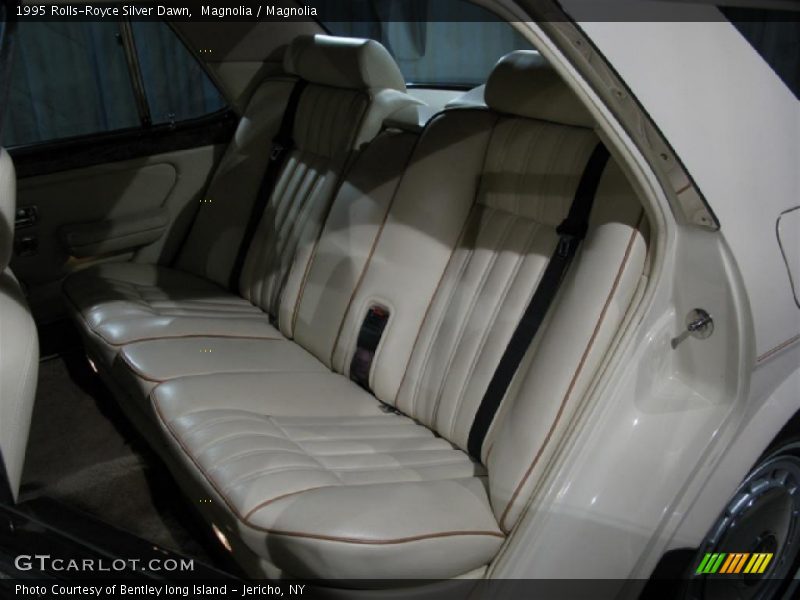 Magnolia / Magnolia 1995 Rolls-Royce Silver Dawn