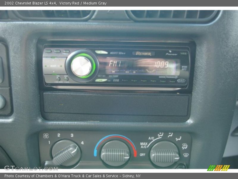 Victory Red / Medium Gray 2002 Chevrolet Blazer LS 4x4