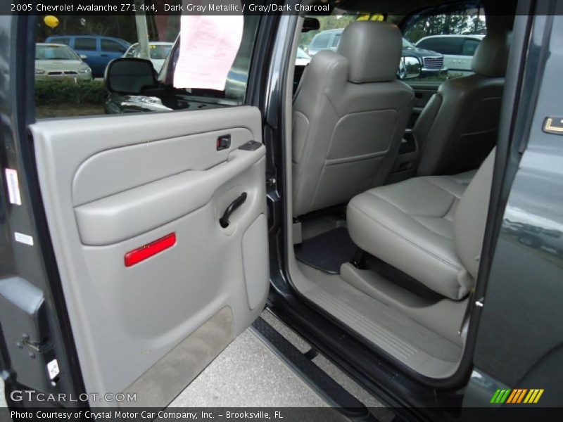 Dark Gray Metallic / Gray/Dark Charcoal 2005 Chevrolet Avalanche Z71 4x4