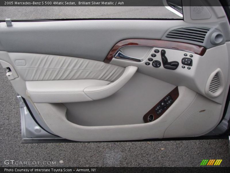 Door Panel of 2005 S 500 4Matic Sedan