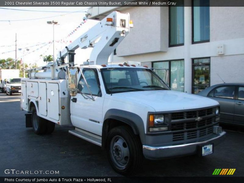Front 3/4 View of 2001 Silverado 3500 Regular Cab Chassis Utility Bucket