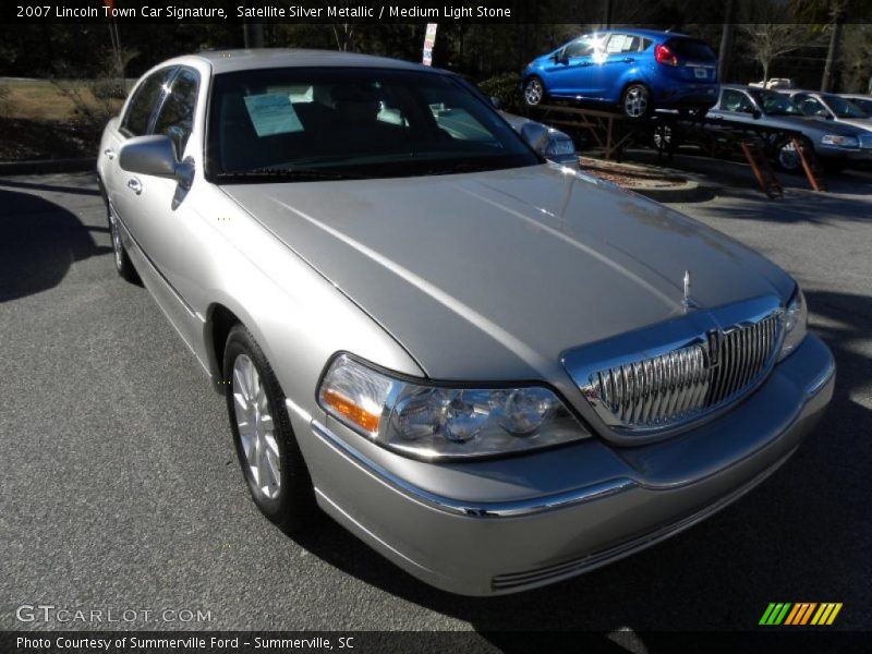 Satellite Silver Metallic / Medium Light Stone 2007 Lincoln Town Car Signature