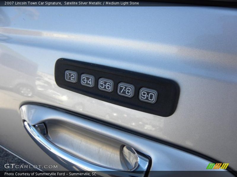 Satellite Silver Metallic / Medium Light Stone 2007 Lincoln Town Car Signature