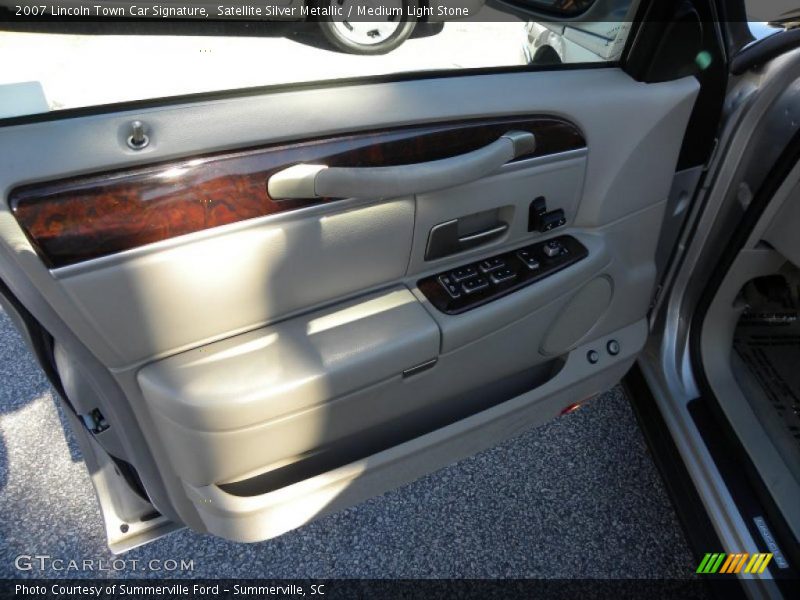Satellite Silver Metallic / Medium Light Stone 2007 Lincoln Town Car Signature