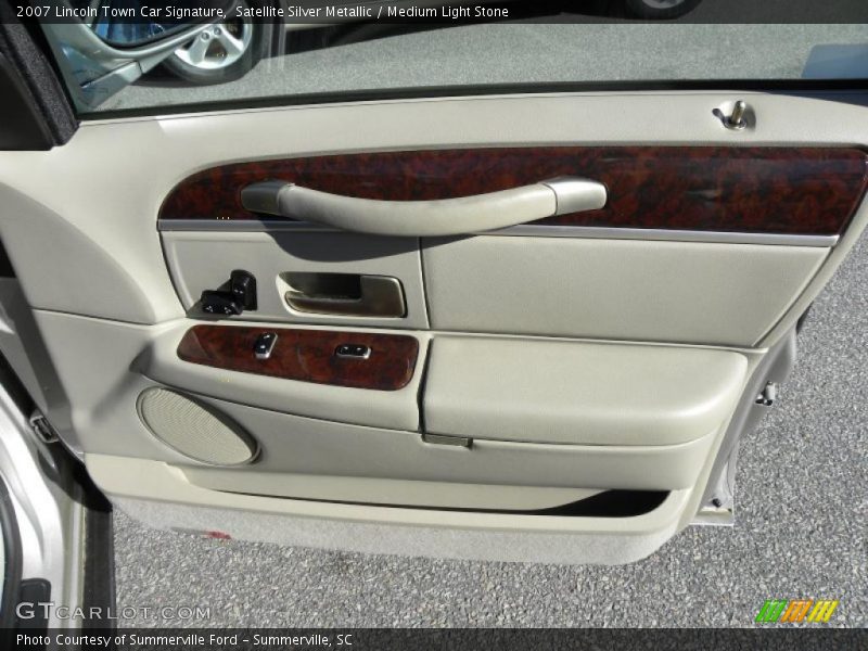 Door Panel of 2007 Town Car Signature