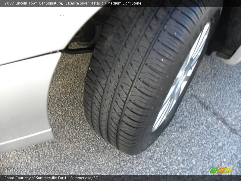 Satellite Silver Metallic / Medium Light Stone 2007 Lincoln Town Car Signature