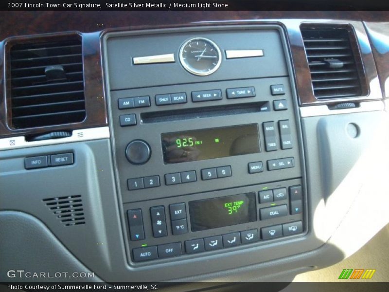 Controls of 2007 Town Car Signature