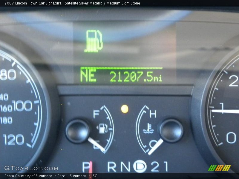 Satellite Silver Metallic / Medium Light Stone 2007 Lincoln Town Car Signature