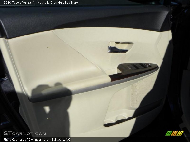 Magnetic Gray Metallic / Ivory 2010 Toyota Venza I4