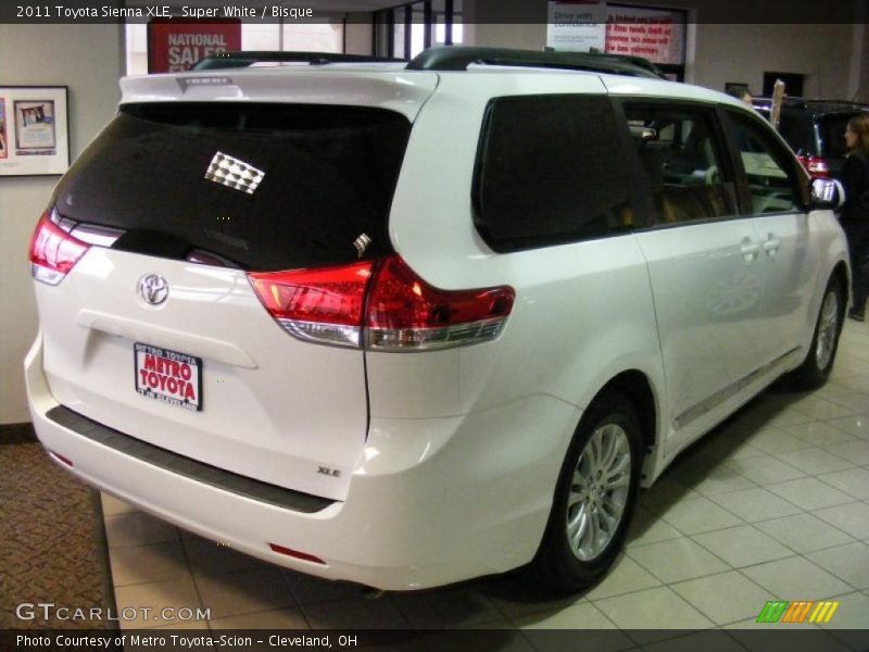 Super White / Bisque 2011 Toyota Sienna XLE