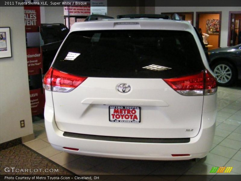 Super White / Bisque 2011 Toyota Sienna XLE