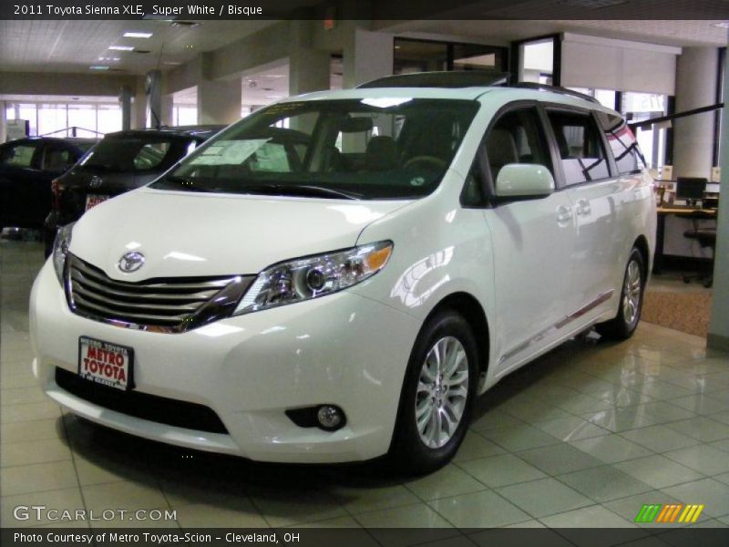 Front 3/4 View of 2011 Sienna XLE