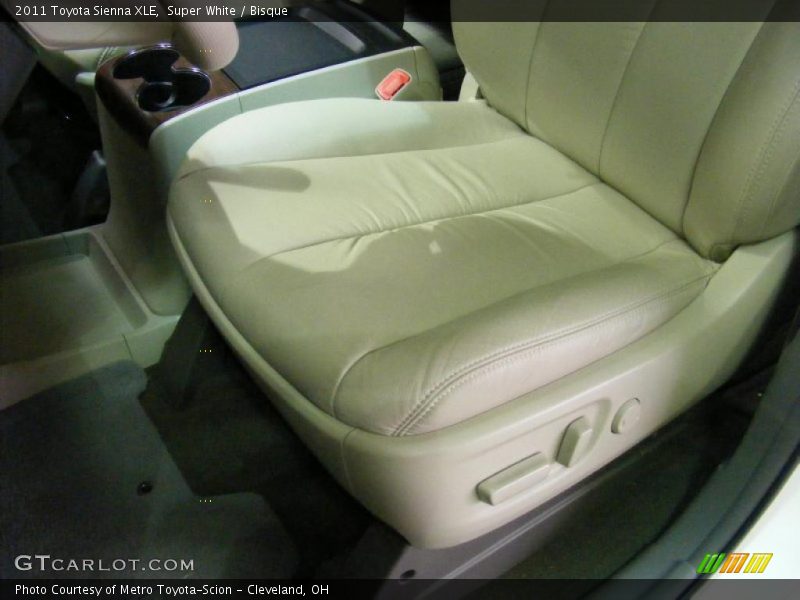 Super White / Bisque 2011 Toyota Sienna XLE