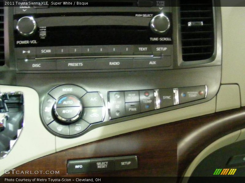 Super White / Bisque 2011 Toyota Sienna XLE