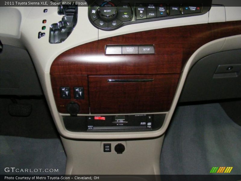 Super White / Bisque 2011 Toyota Sienna XLE