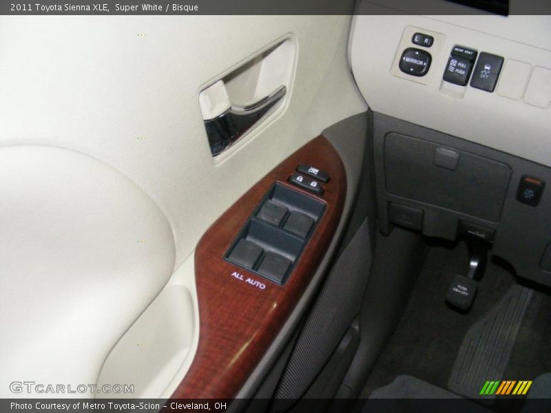 Super White / Bisque 2011 Toyota Sienna XLE