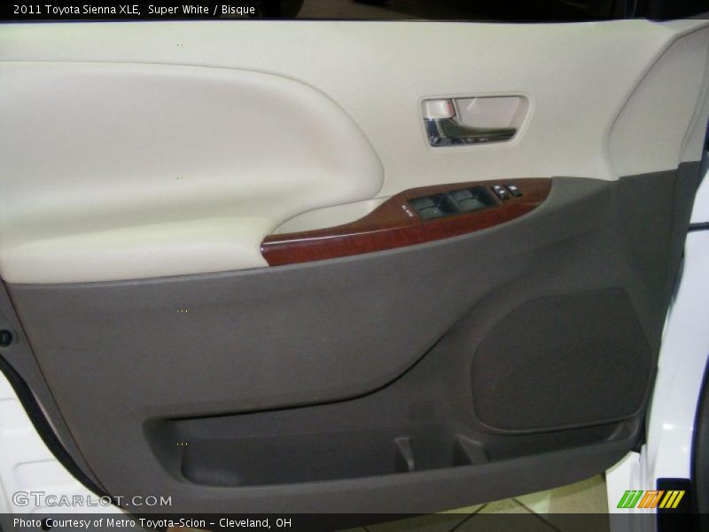 Super White / Bisque 2011 Toyota Sienna XLE