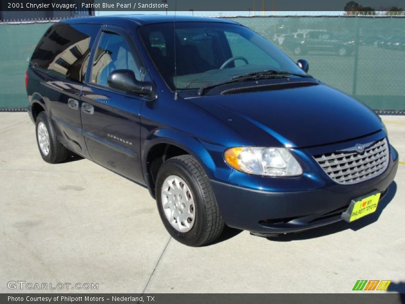 Front 3/4 View of 2001 Voyager 