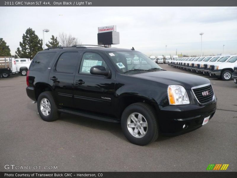 Front 3/4 View of 2011 Yukon SLT 4x4