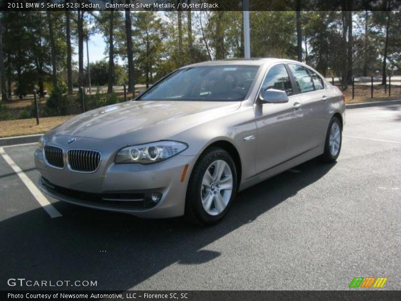 Front 3/4 View of 2011 5 Series 528i Sedan