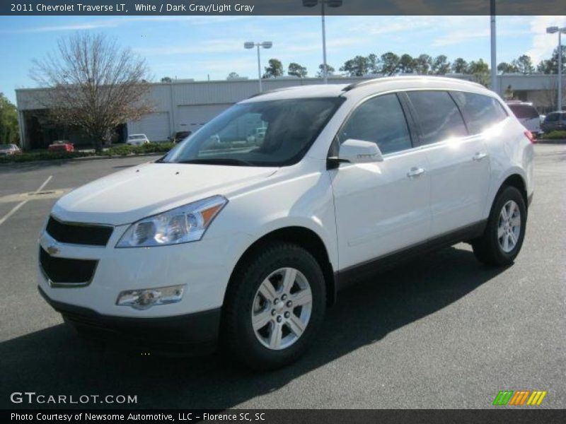 Front 3/4 View of 2011 Traverse LT