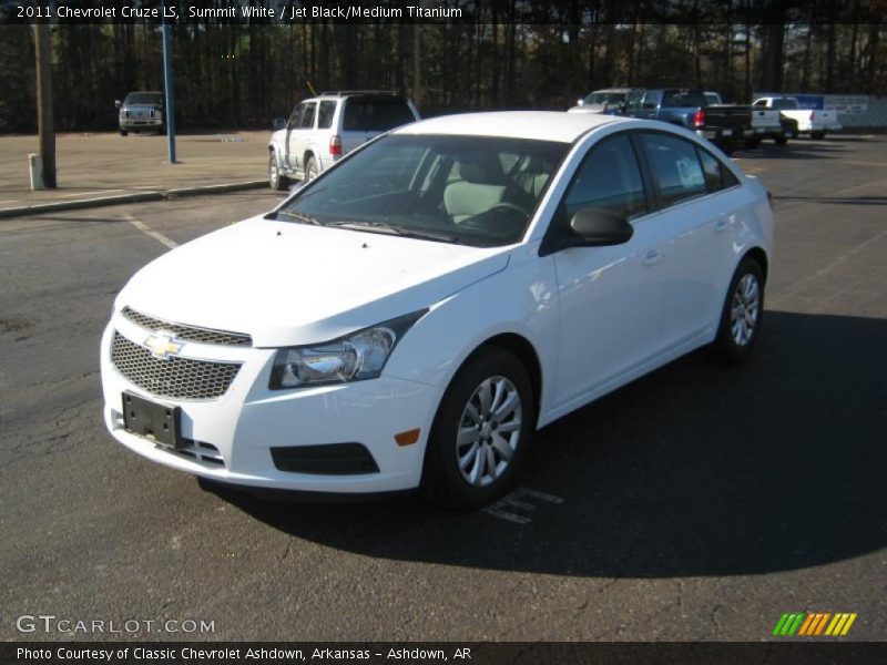 Front 3/4 View of 2011 Cruze LS