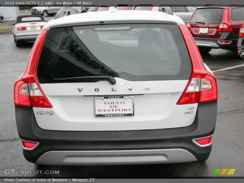 Ice White / Off Black 2010 Volvo XC70 3.2 AWD