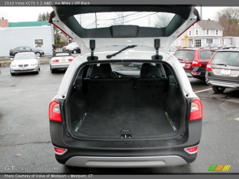 Ice White / Off Black 2010 Volvo XC70 3.2 AWD