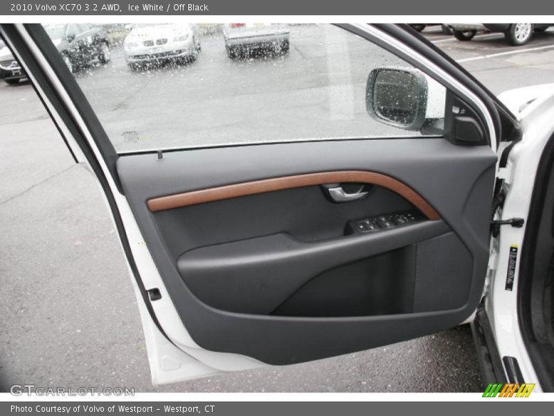 Ice White / Off Black 2010 Volvo XC70 3.2 AWD