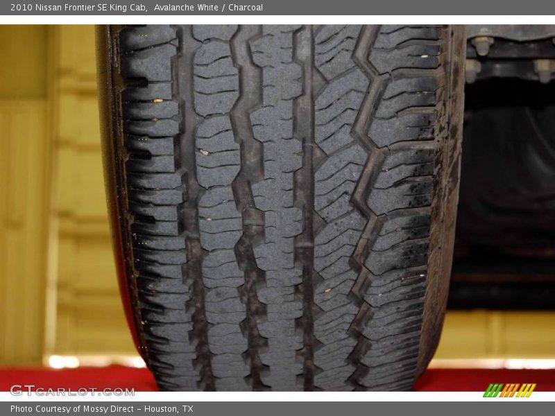 Avalanche White / Charcoal 2010 Nissan Frontier SE King Cab