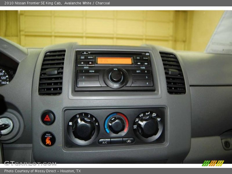 Avalanche White / Charcoal 2010 Nissan Frontier SE King Cab