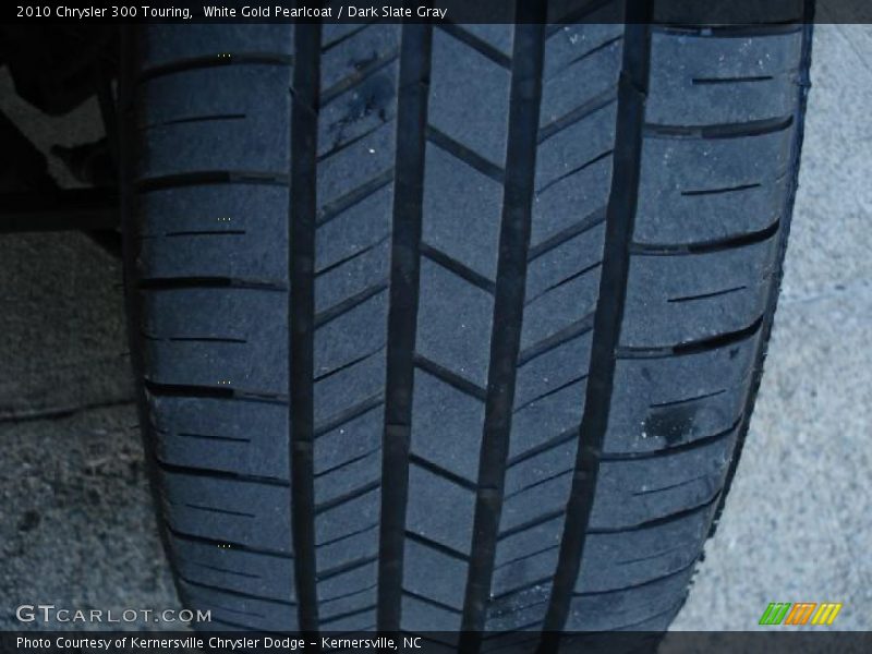 White Gold Pearlcoat / Dark Slate Gray 2010 Chrysler 300 Touring