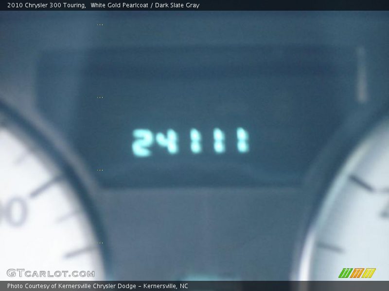 White Gold Pearlcoat / Dark Slate Gray 2010 Chrysler 300 Touring