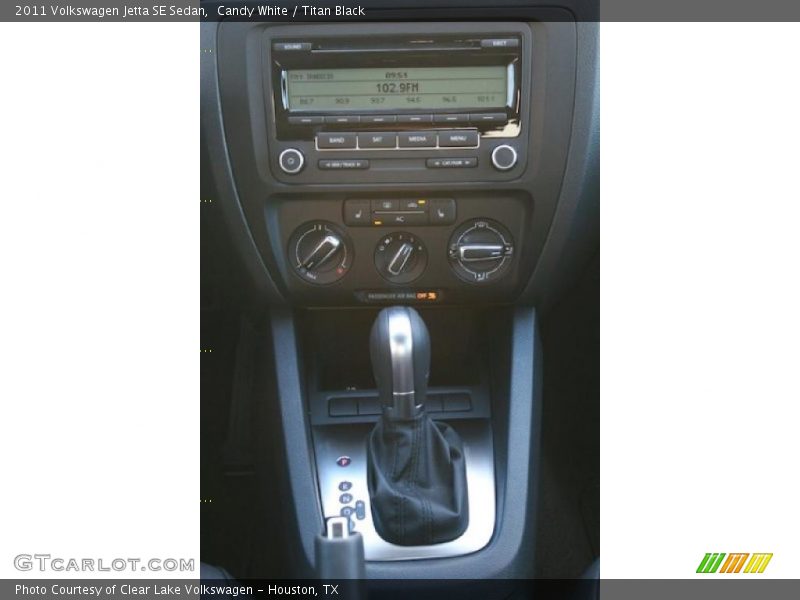 Controls of 2011 Jetta SE Sedan
