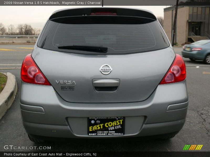Magnetic Gray / Charcoal 2009 Nissan Versa 1.8 S Hatchback